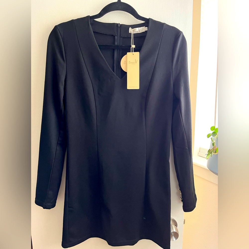 NEW DressV Women’s LBD, size Medium.